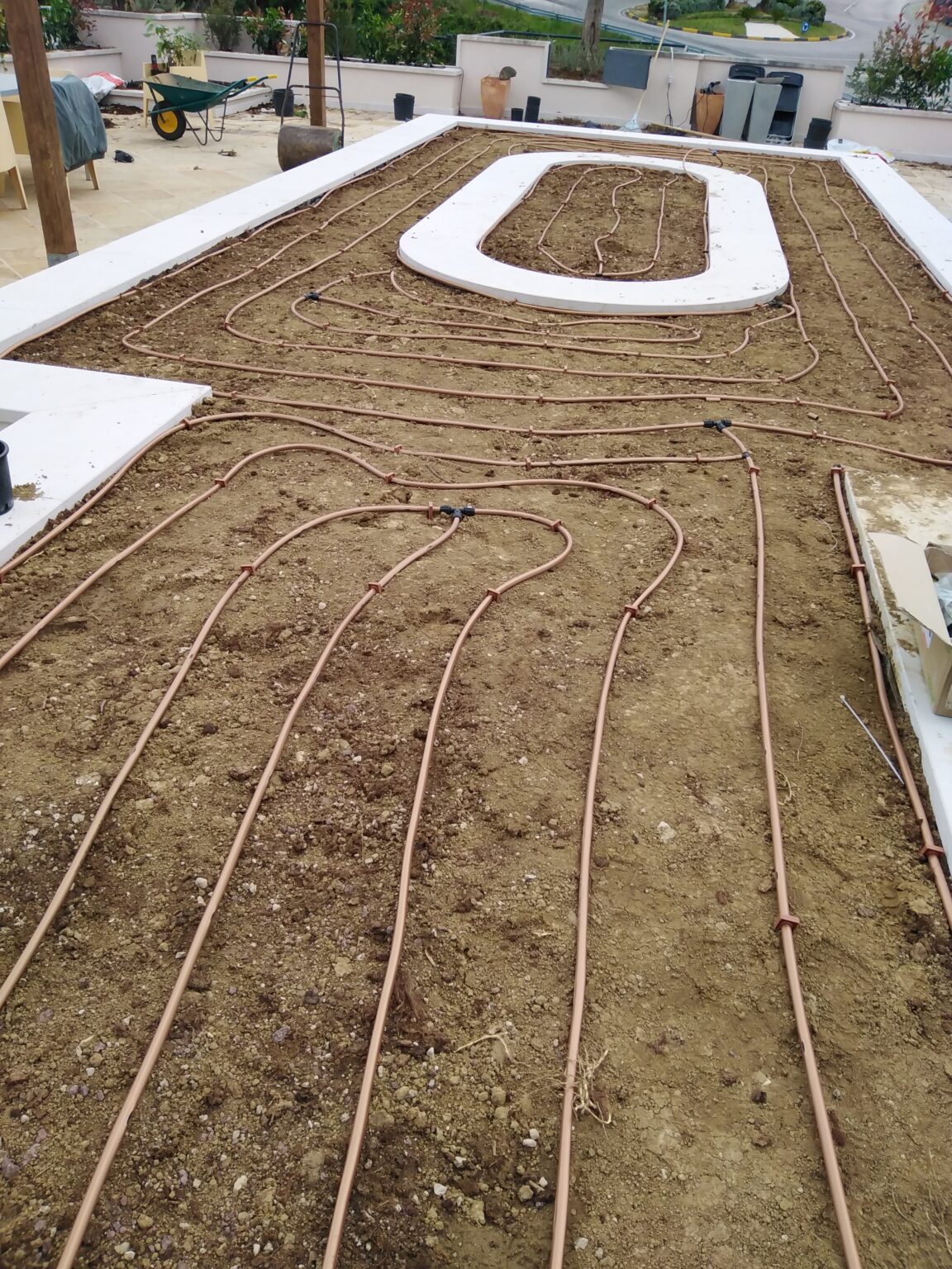 Posa di tubazioni su terreno preparato